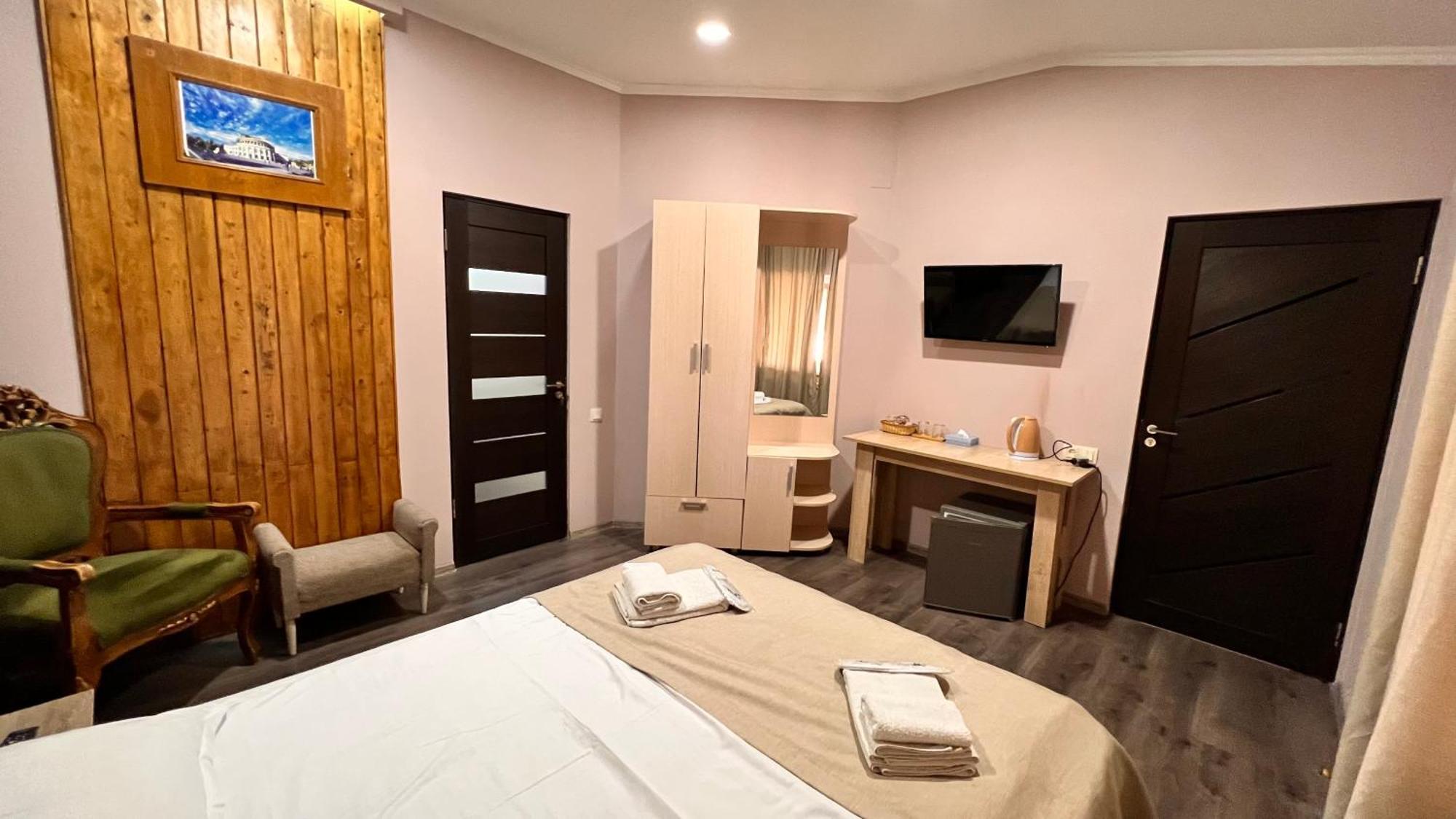 Elross Hotel เยเรวาน ภายนอก รูปภาพ