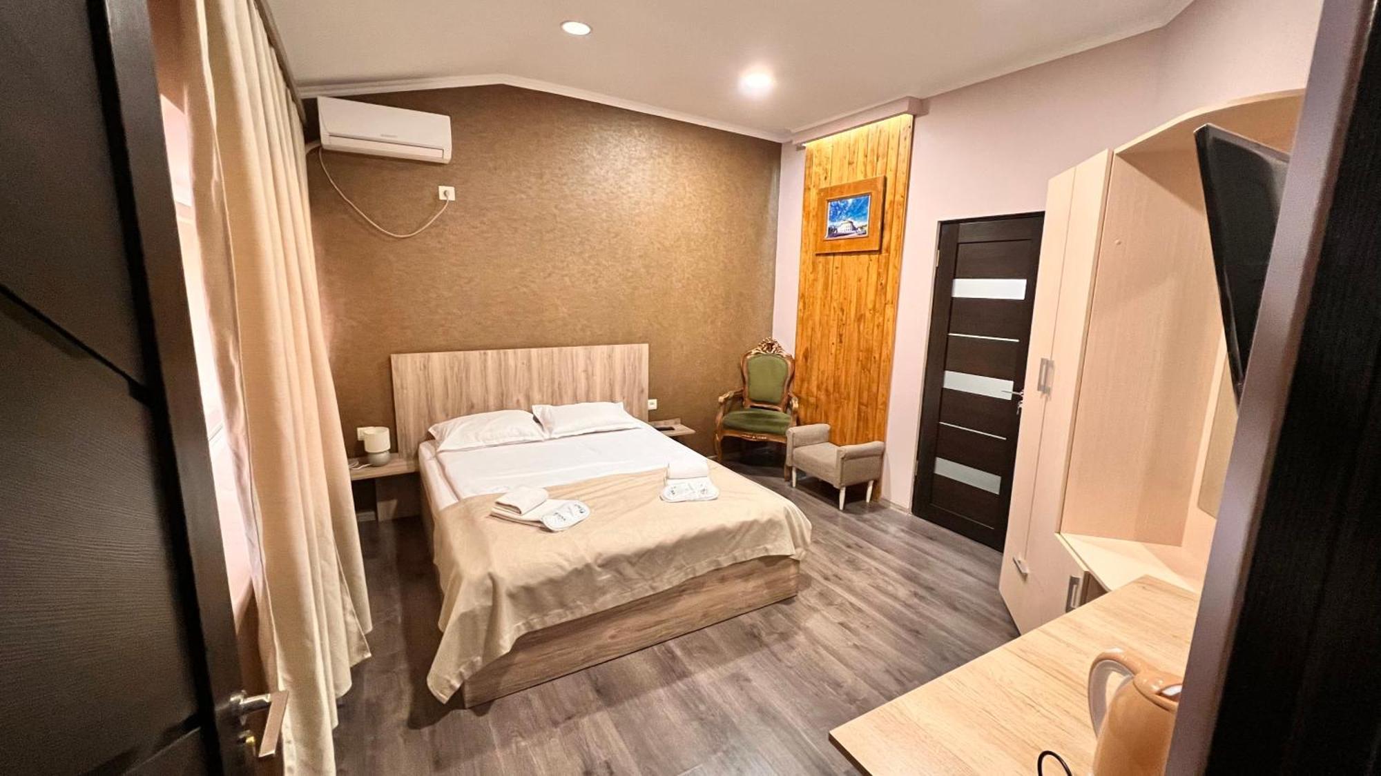 Elross Hotel เยเรวาน ภายนอก รูปภาพ